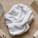 Cheveux qui casse : cuticule abîmée et gestes qui aggravent la casse