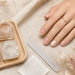 Idee ongle semi permanent nude glossy avec micro-french rose quartz et accent nacré opale