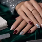 Ongle de noel 2025 : chrome givré, paillettes et formes de fêtes