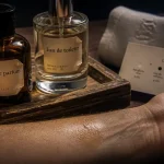 Eau de toilette ou eau de parfum : flacons et concentration sur poignet