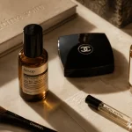 Lancôme cosmétique : produits luxe soin, maquillage et parfum sur table marbre ivoire