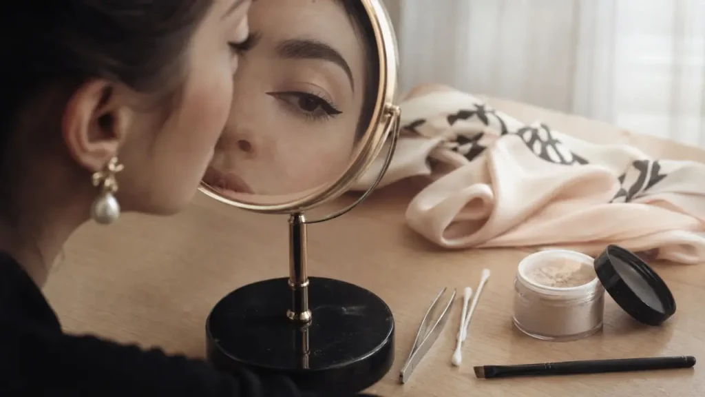 Maquillage Audrey Hepburn : la virgule courte, les cils séparés et le teint de porcelaine
