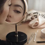 Maquillage audrey hepburn : cat-eye virgule courte, cils séparés, teint porcelaine