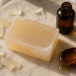 Savon au collagène bienfaits pour la souplesse, savon surgras sur fond beige