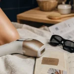 Soft skin avis : épilateur IPL en salle de bain avec lunettes et carnet