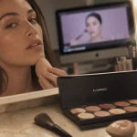 Video maquillage mac : palette et pinceaux MAC sur table